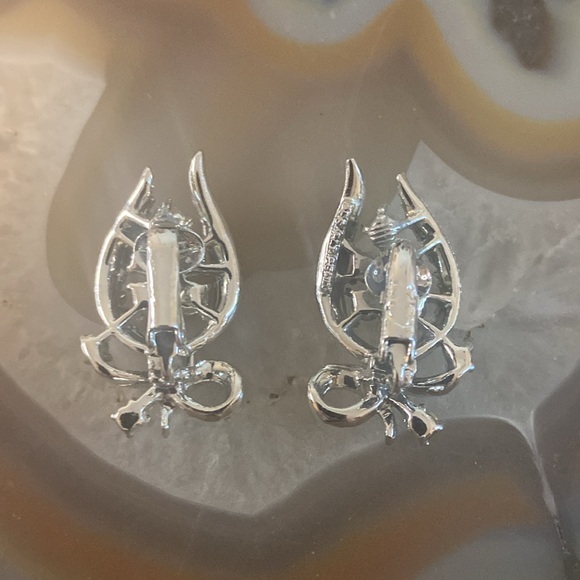 Vintage Coro clip earrings in silver w blue rhinestone - Picture 4 of 11